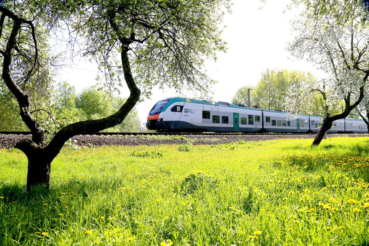 поезд БЖД едет весной