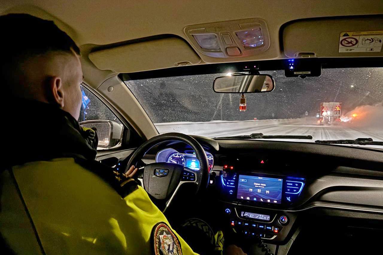 сотрудник ГАИ сидит в машине