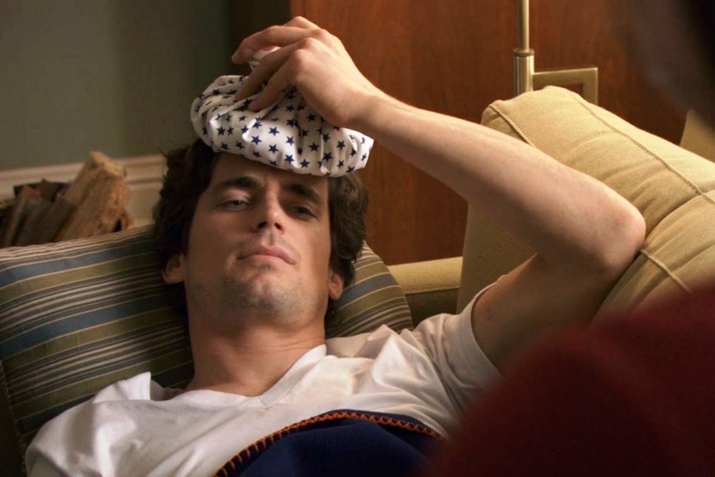 6-Компресс на голове. Кадр из сериала Белый воротничок.jpg