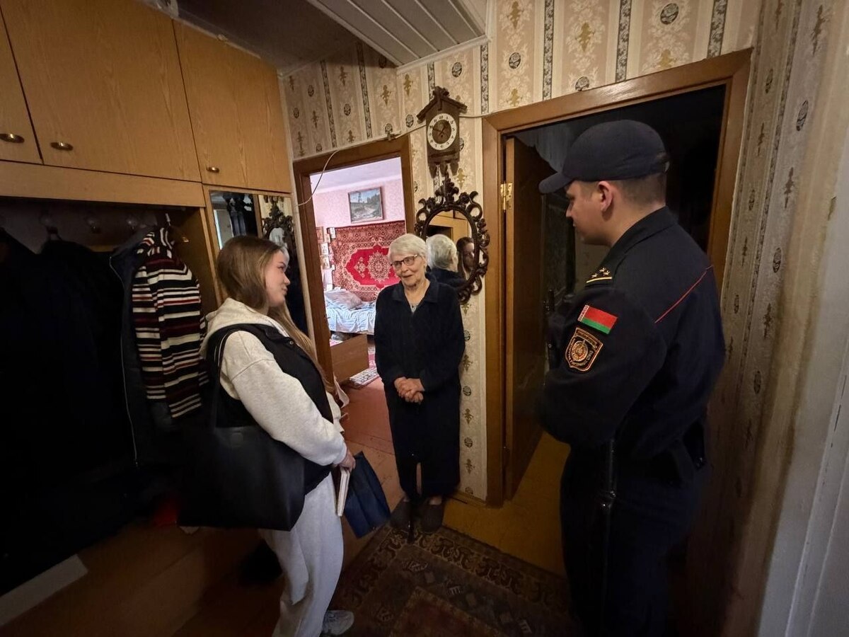 милиция и медработник у пенсионерки в Минске