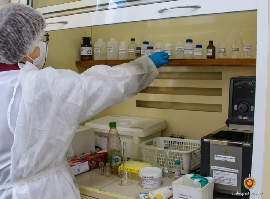 эксперт в лаборатории.jpg