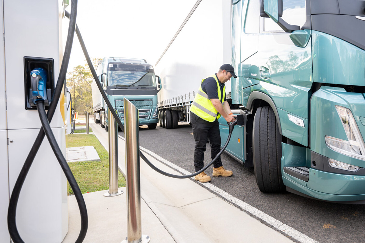 Грузовой автомобиль на зарядной станции.jpg