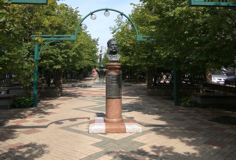 Анри Дюнан памятник в Минске.jpg