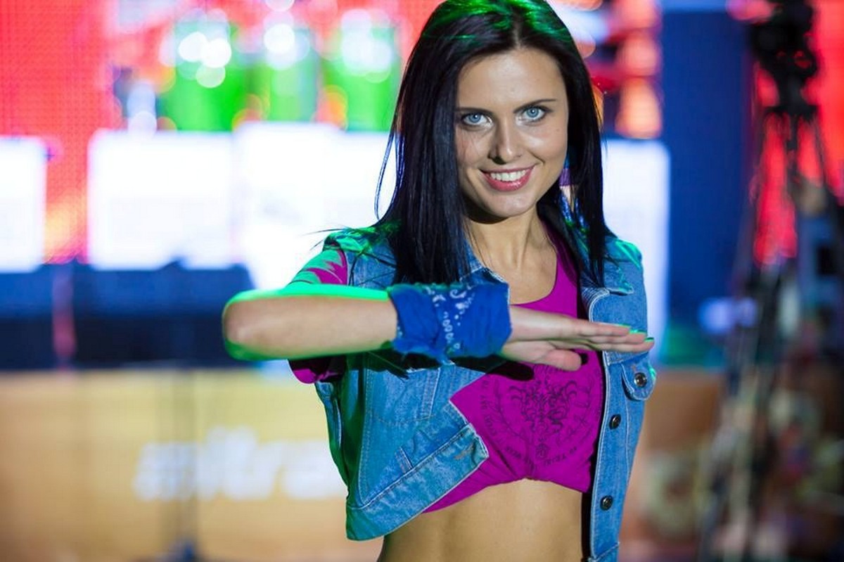 Ольга Михайлова во время танцевального выступления.jpg