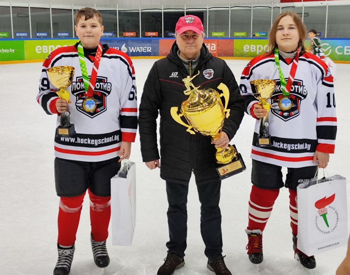 1-Олег Васильченко с воспитанниками из школы Локомотив.jpg