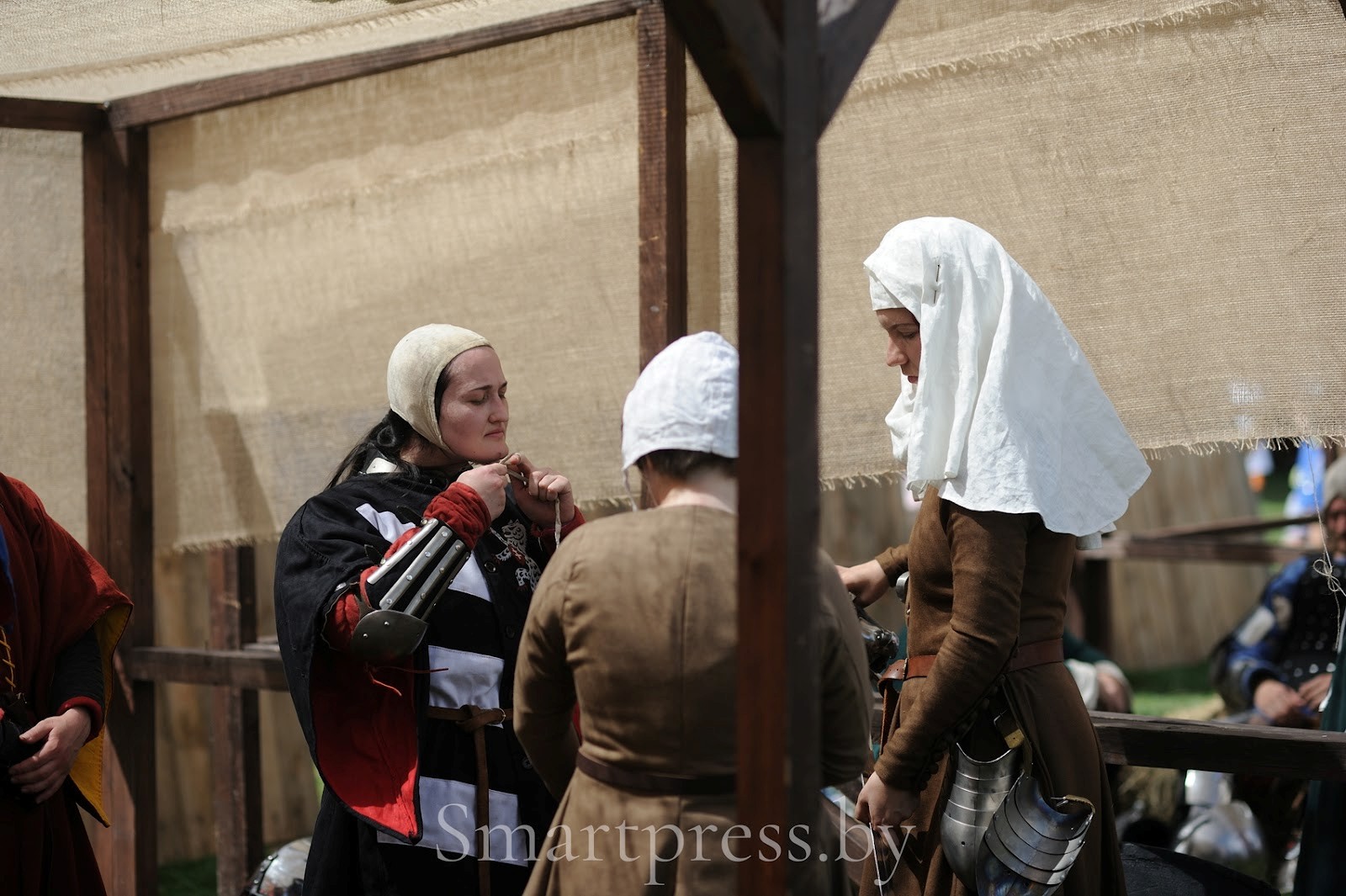 4-Девушки в средневековом фехтовании.jpg