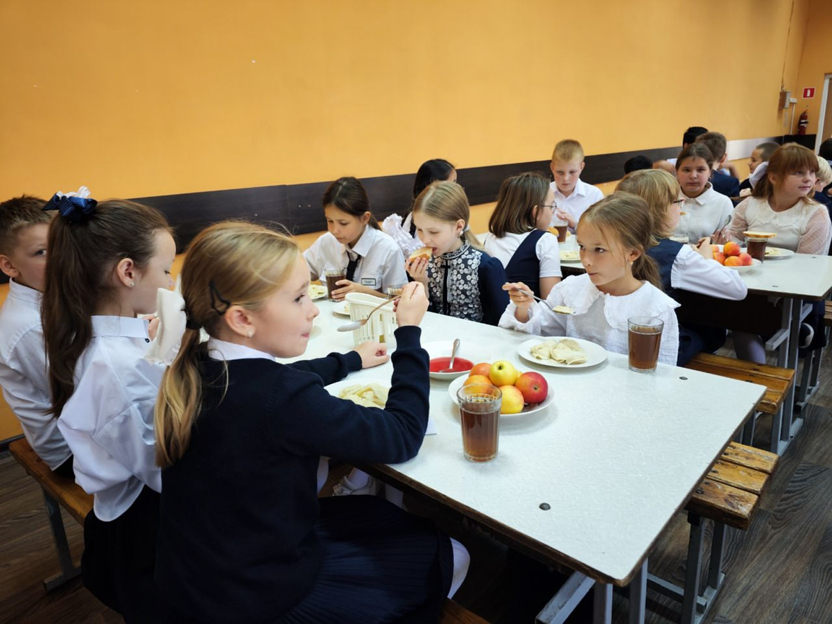 дети в школьной столовой