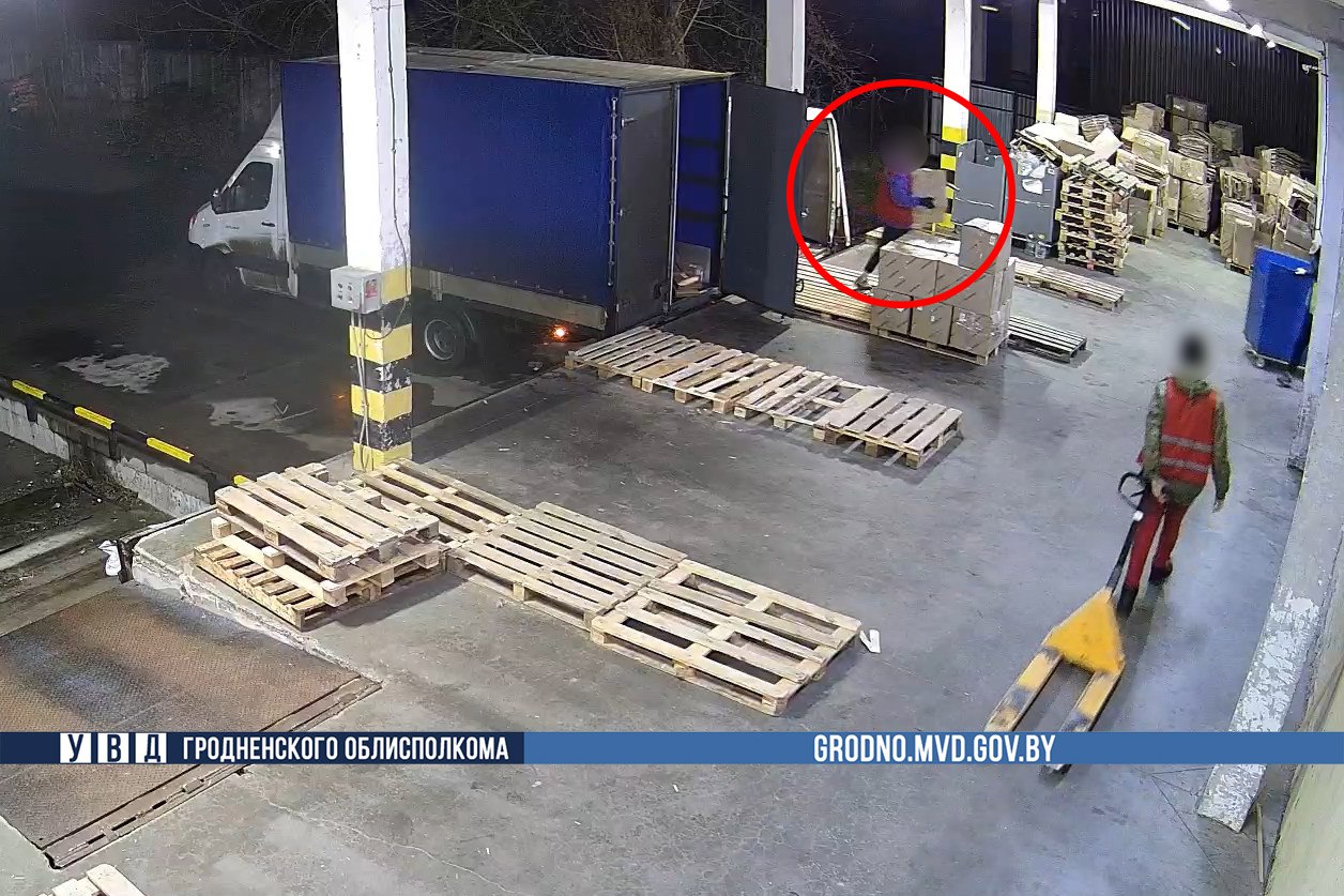 на складе.jpg