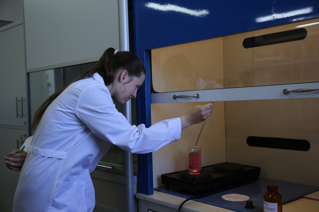 специалист грэс в лаборатории специалист грэс в лаборатории.jpg