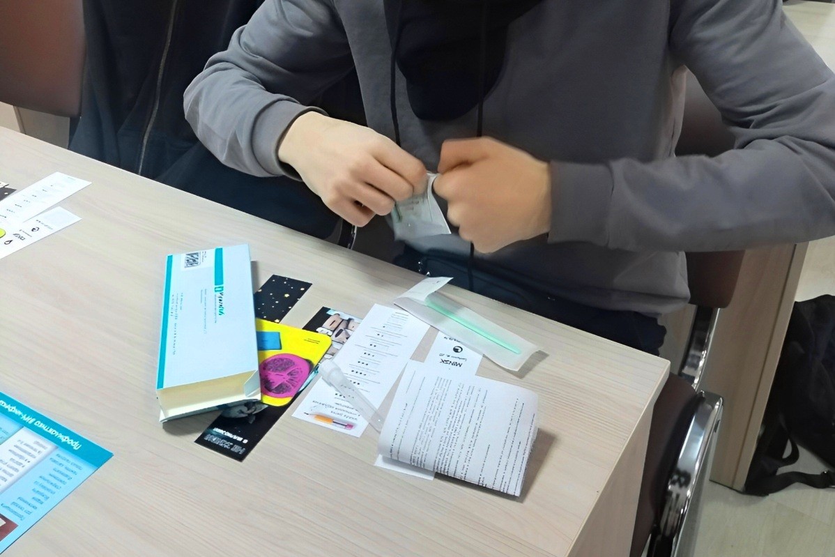 5-С собой на лекции доктора порой берут экспресс-тесты на ВИЧ.jpg