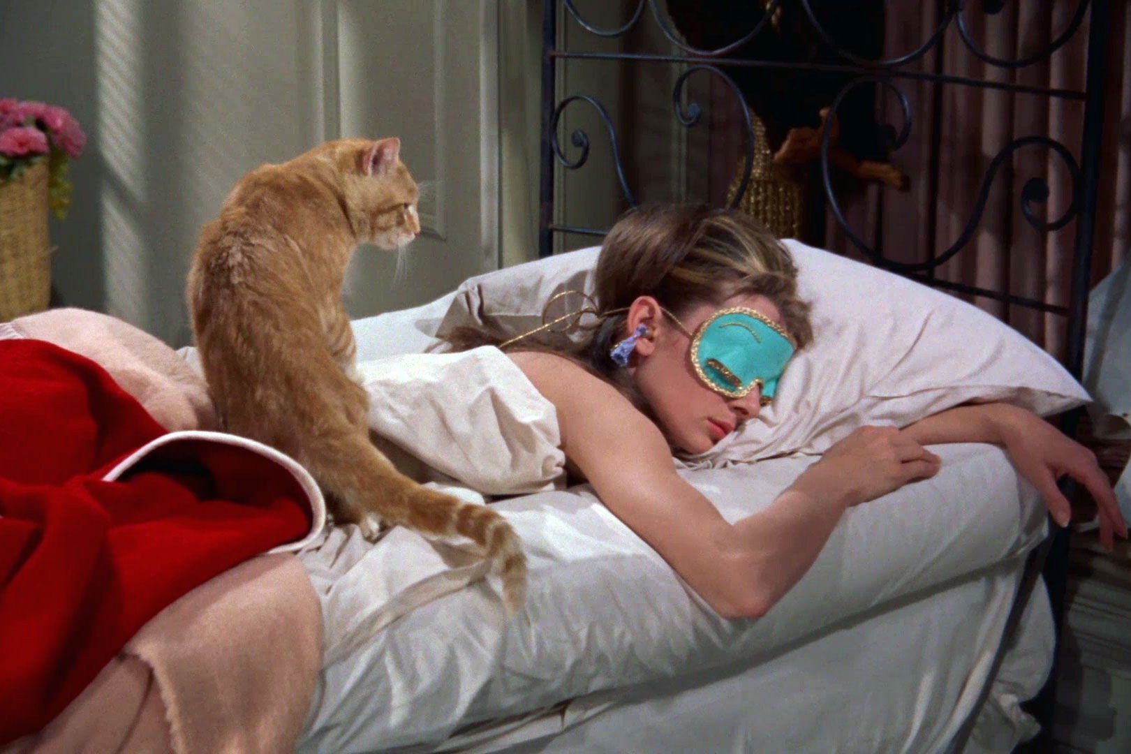 6-Поза сна на животе давит на диафрагму и ухудшает качество дыхания кадр из фильма Завтрак у Тиффани.jpg