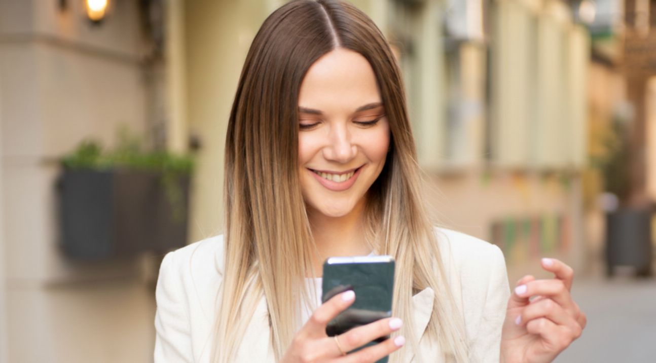 Девушка с телефоном