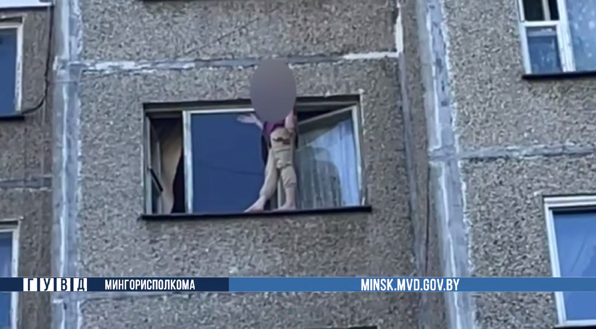 минчанка стоит на окне.png