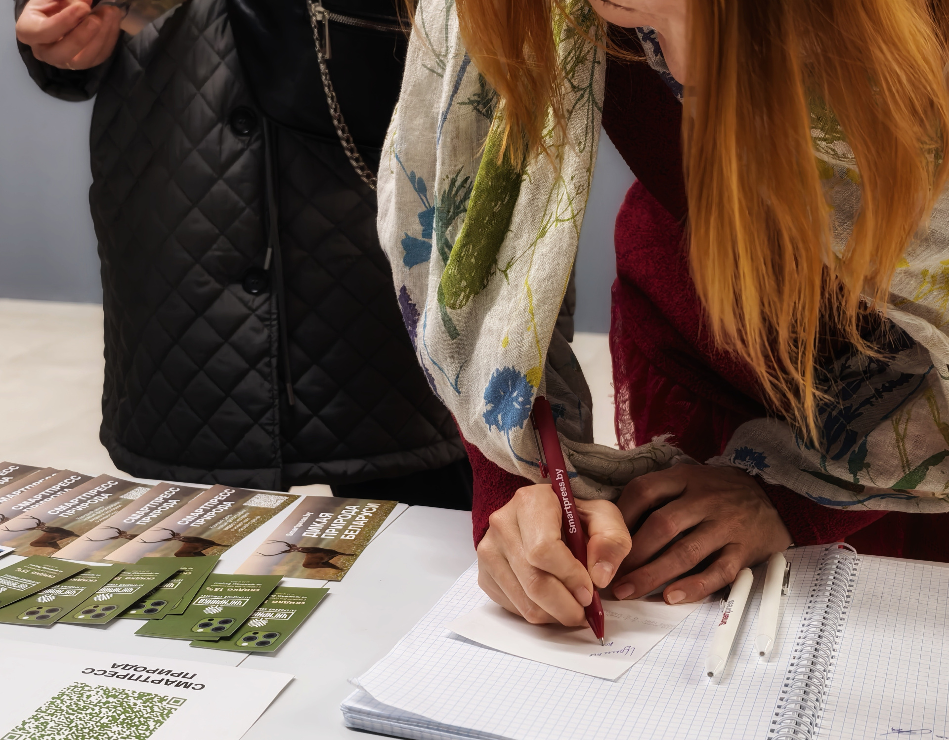 инна подписывает открытку