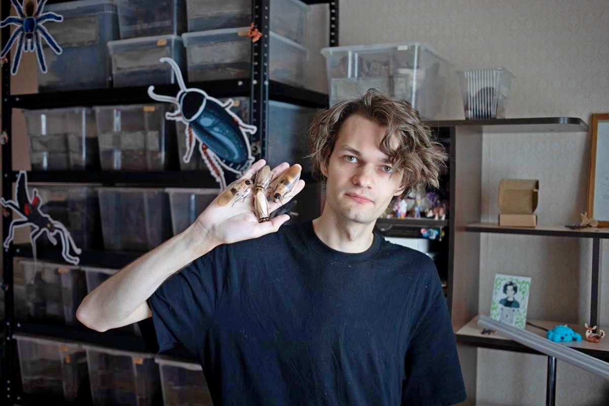 1-Алексей Зуевский и гигантские пещерные тараканы.jpg