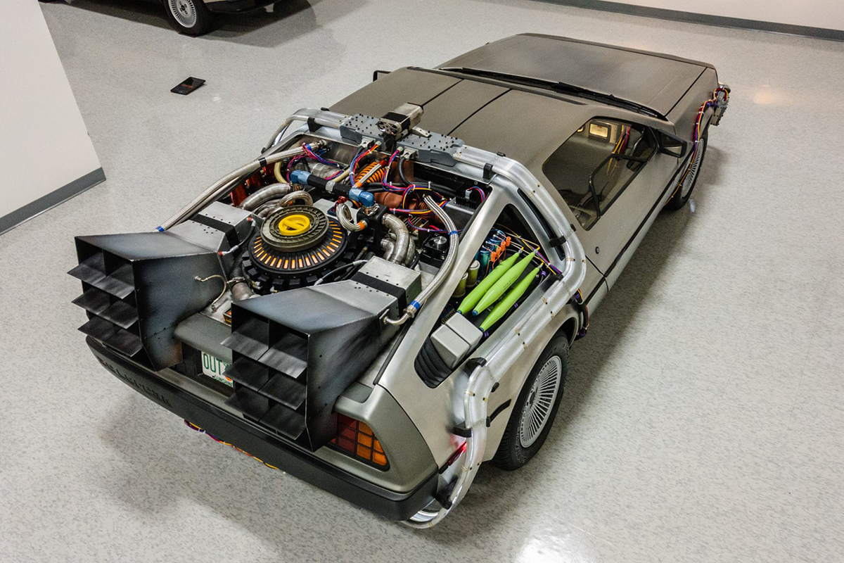 DeLorean DMC-12 вид сверху
