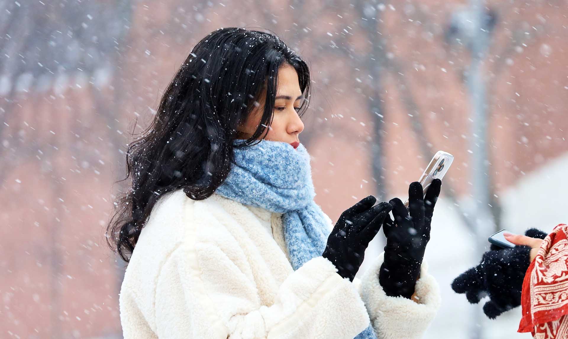 девушка пользуется телефоном