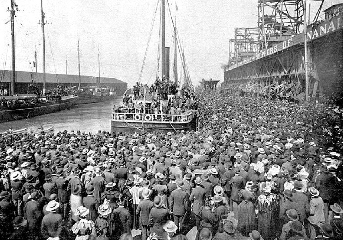Очередь на пароход, отправлявшийся в июле 1897 года из Сан-Франциско на Клондайк