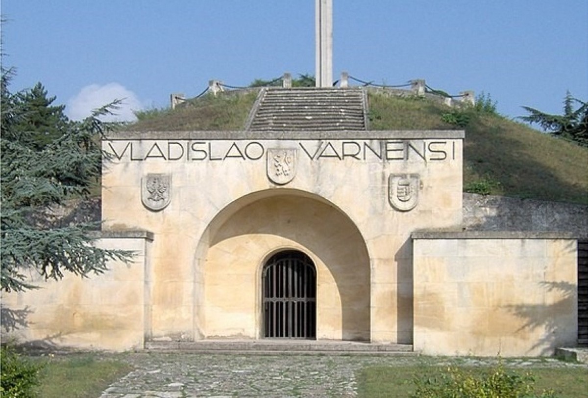 7-Монумент-мавзолей на месте Варненской битвы.jpg