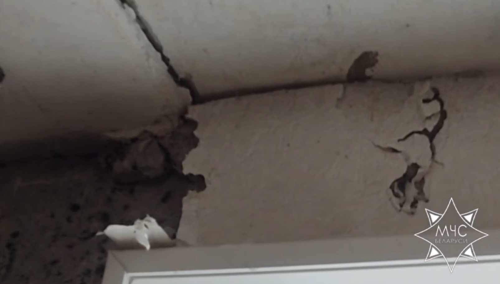 скриншот из видео МЧС-просевшая плита скриншот из видео МЧС-просевшая плита
