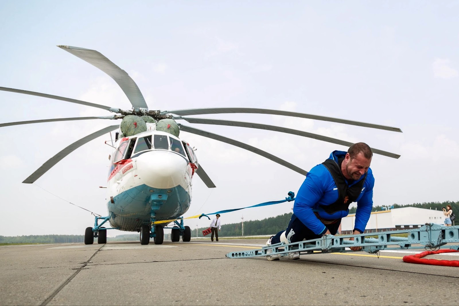 4-Кирилл Шимко тащит вертолет Ми-26 (2016 год).jpg