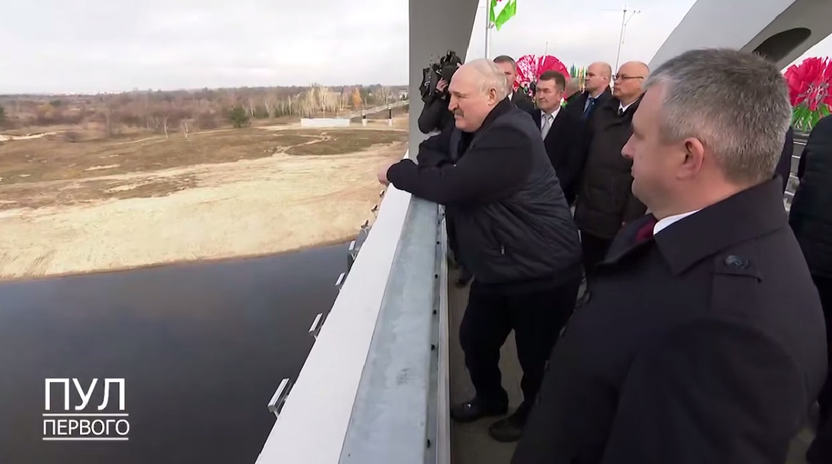 Лукакшенко на мосту Лукакшенко на мосту.jpg