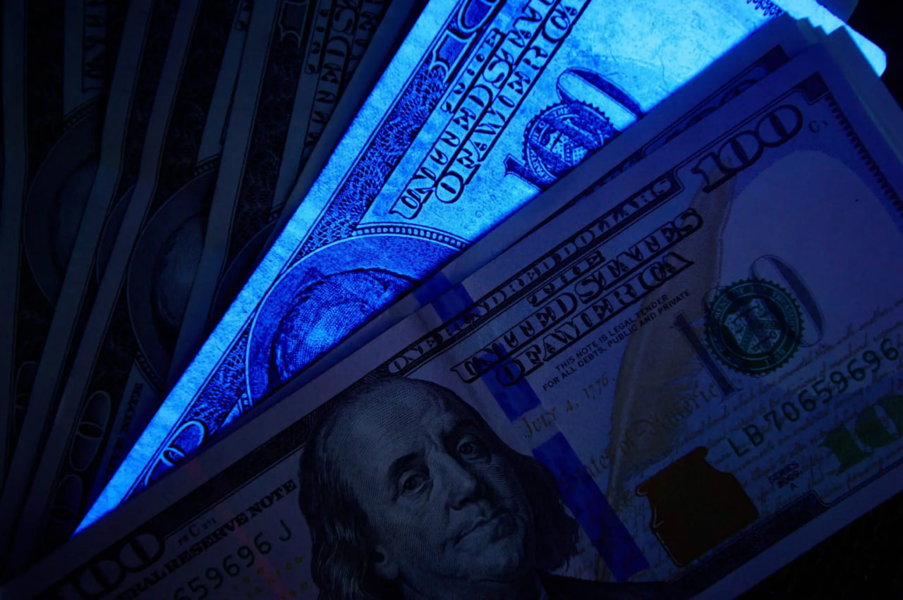 доллары светятся