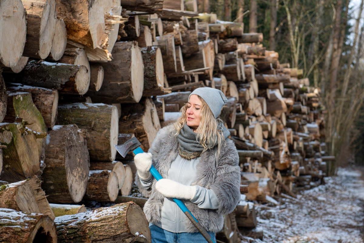 5-Елена с топором на фоне дров.jpg