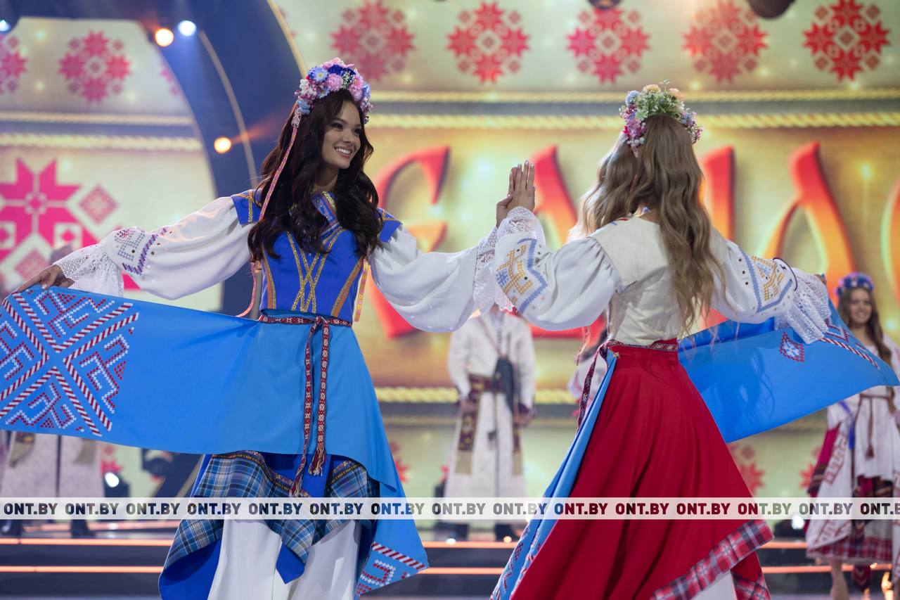 в национальных костюмах2.jpg