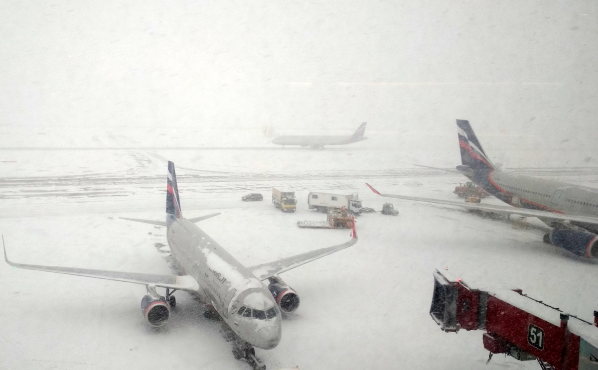 аэропорт в снегу 