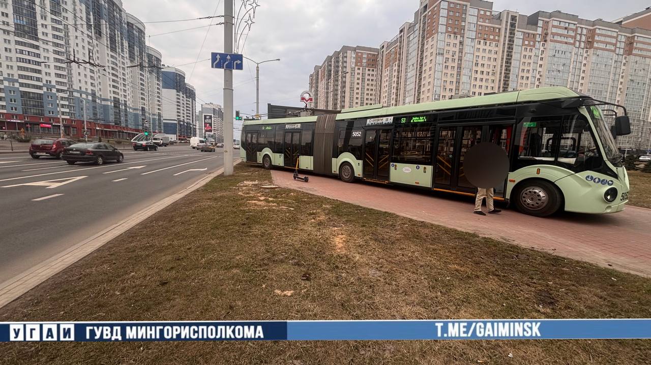 троллейбус заехал на тротуар