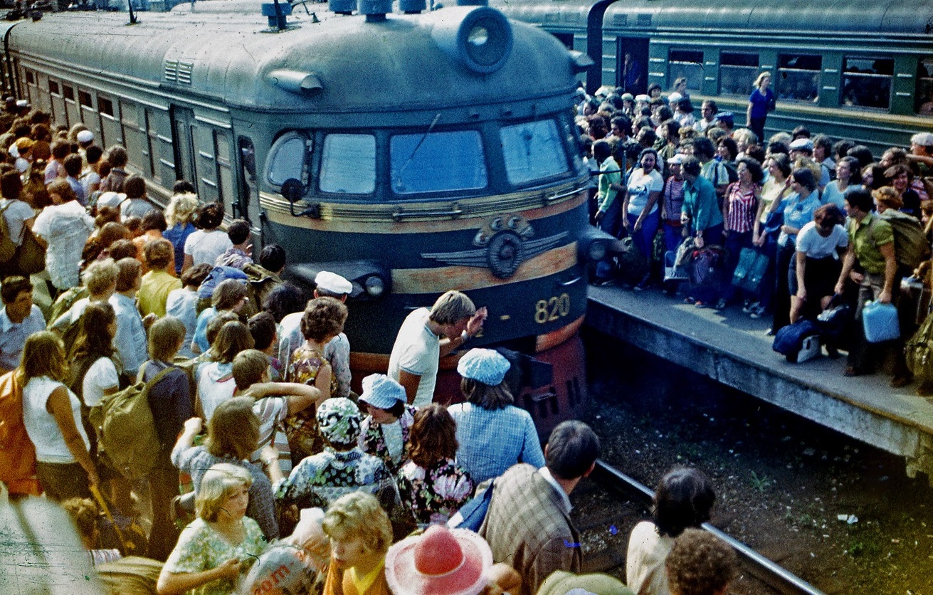 6-Дачники возле пригородной электрички 1970-е.jpg