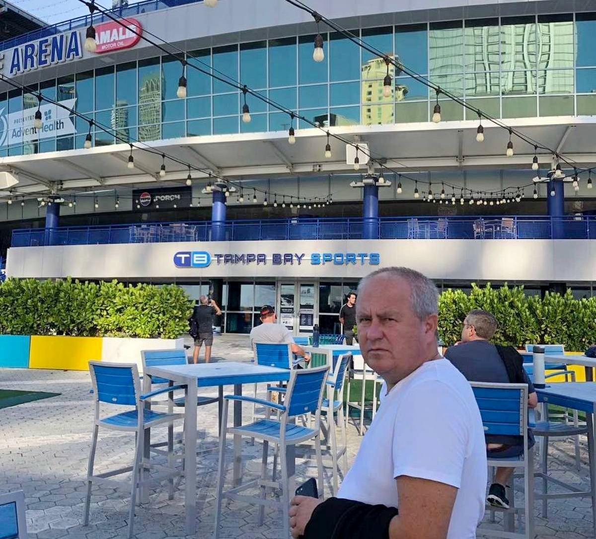 9-Олег Васильченко у домашней арены клуба Тампа Бэй.jpg