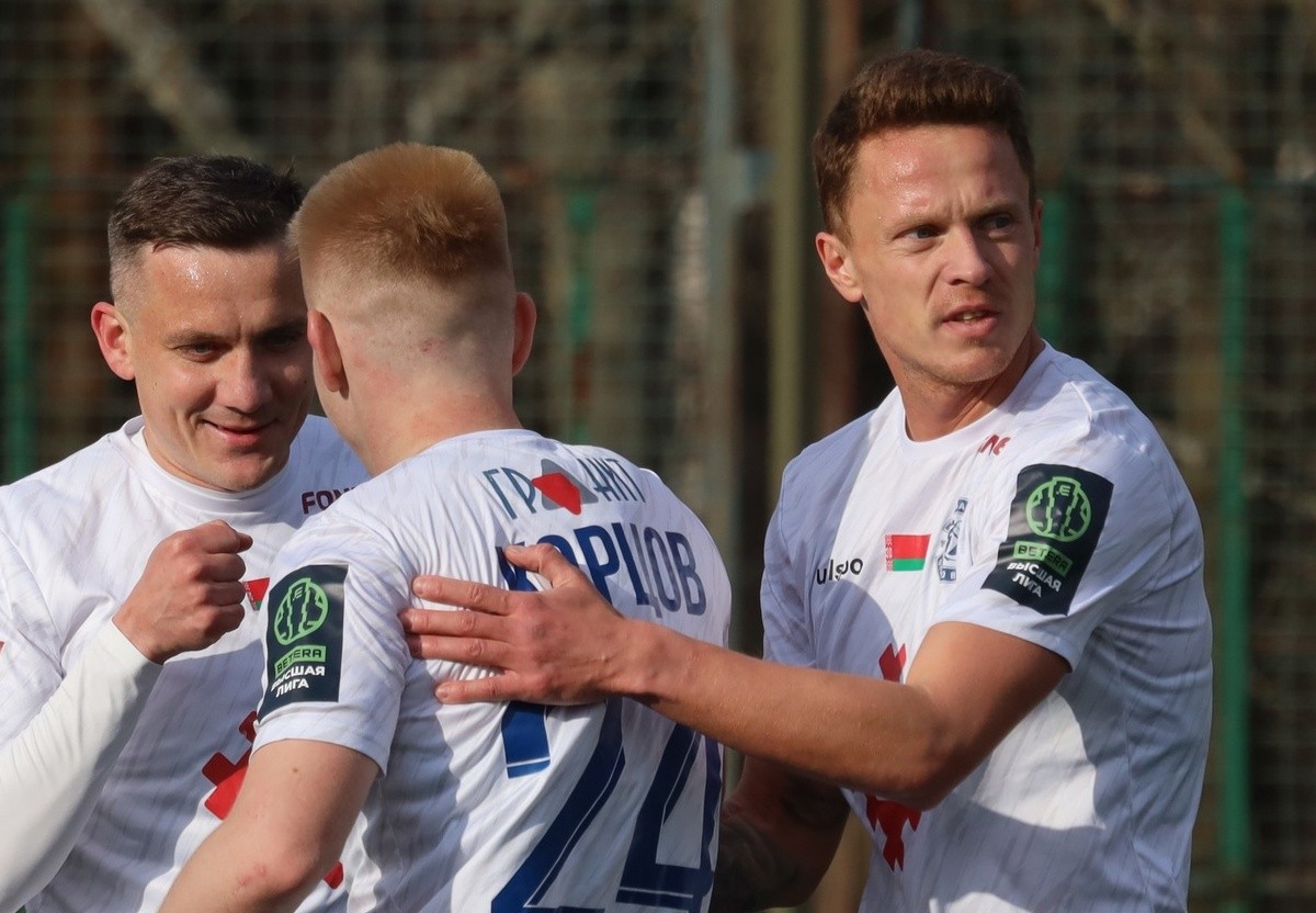 5-Михаил Гордейчук (слева) Егор Корцов и Артем Быков (справа) празднуют забитый гол.jpg