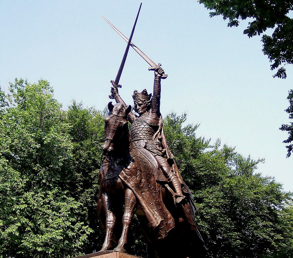 3-Памятник польскому королю Ягайло в Центральном парке Нью-Йорка. в руках он держит скрещенные грюнвальдские мечи.jpg