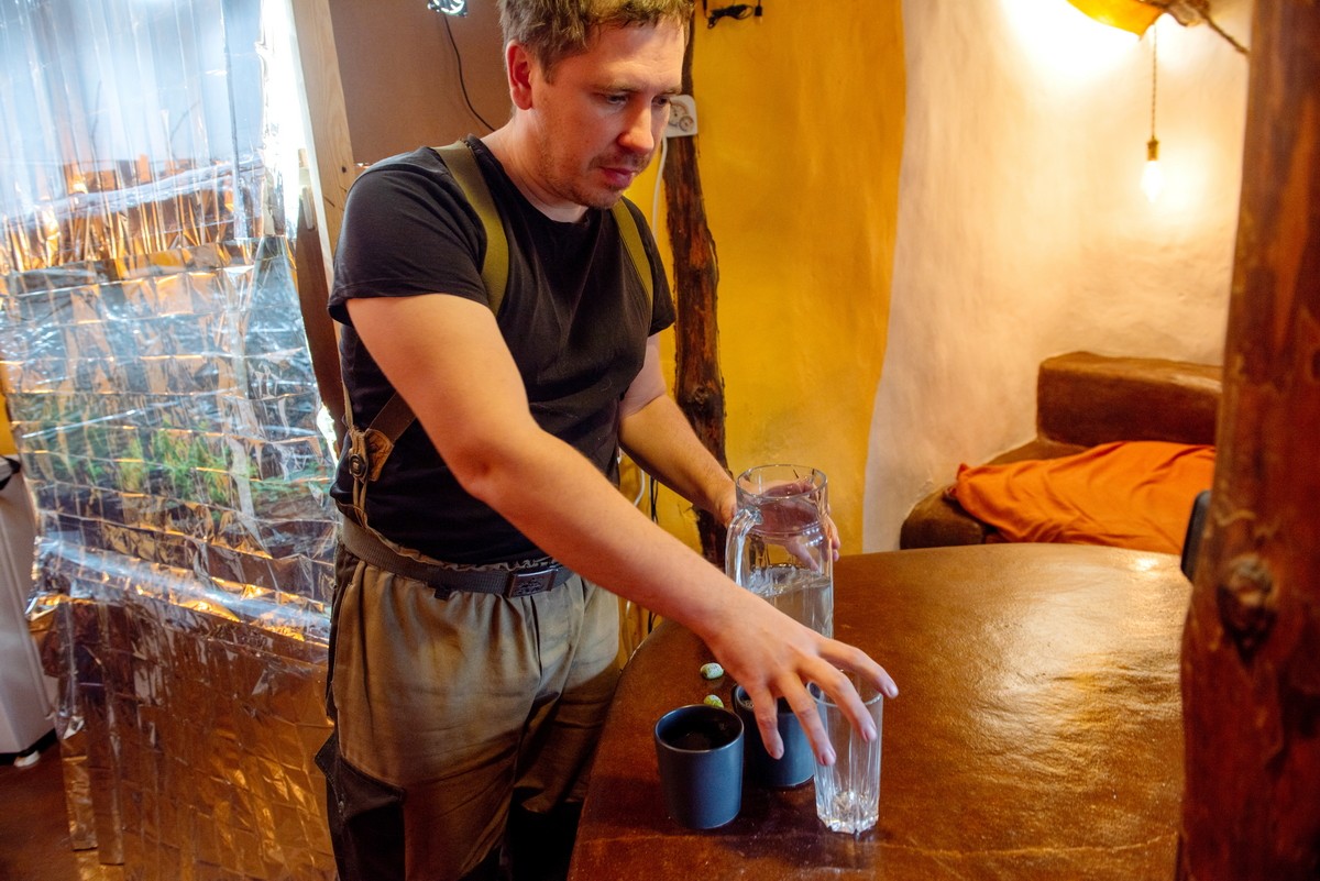 Парень построил дом из глины 6.jpg