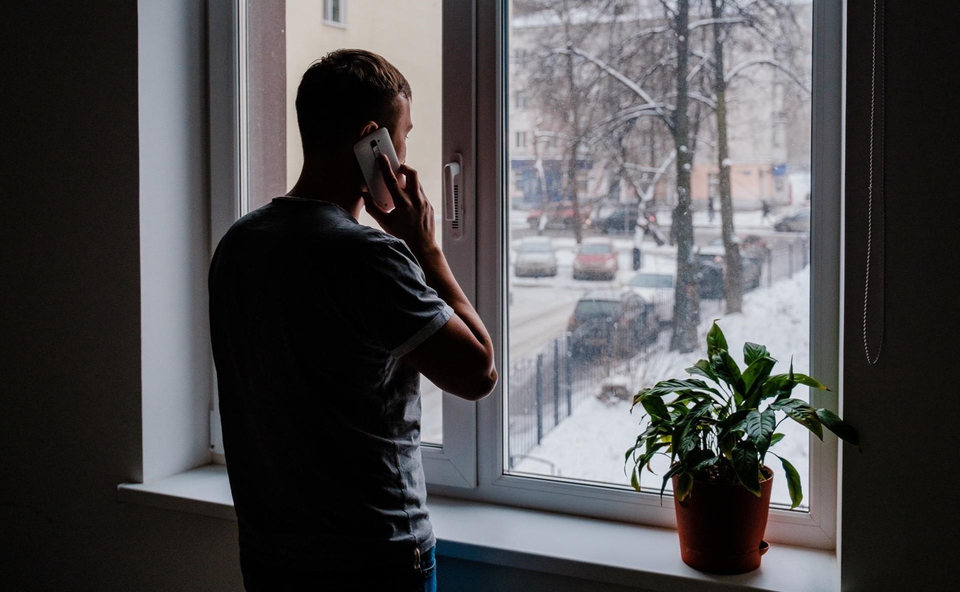 Мужчина разговаривает по телефону