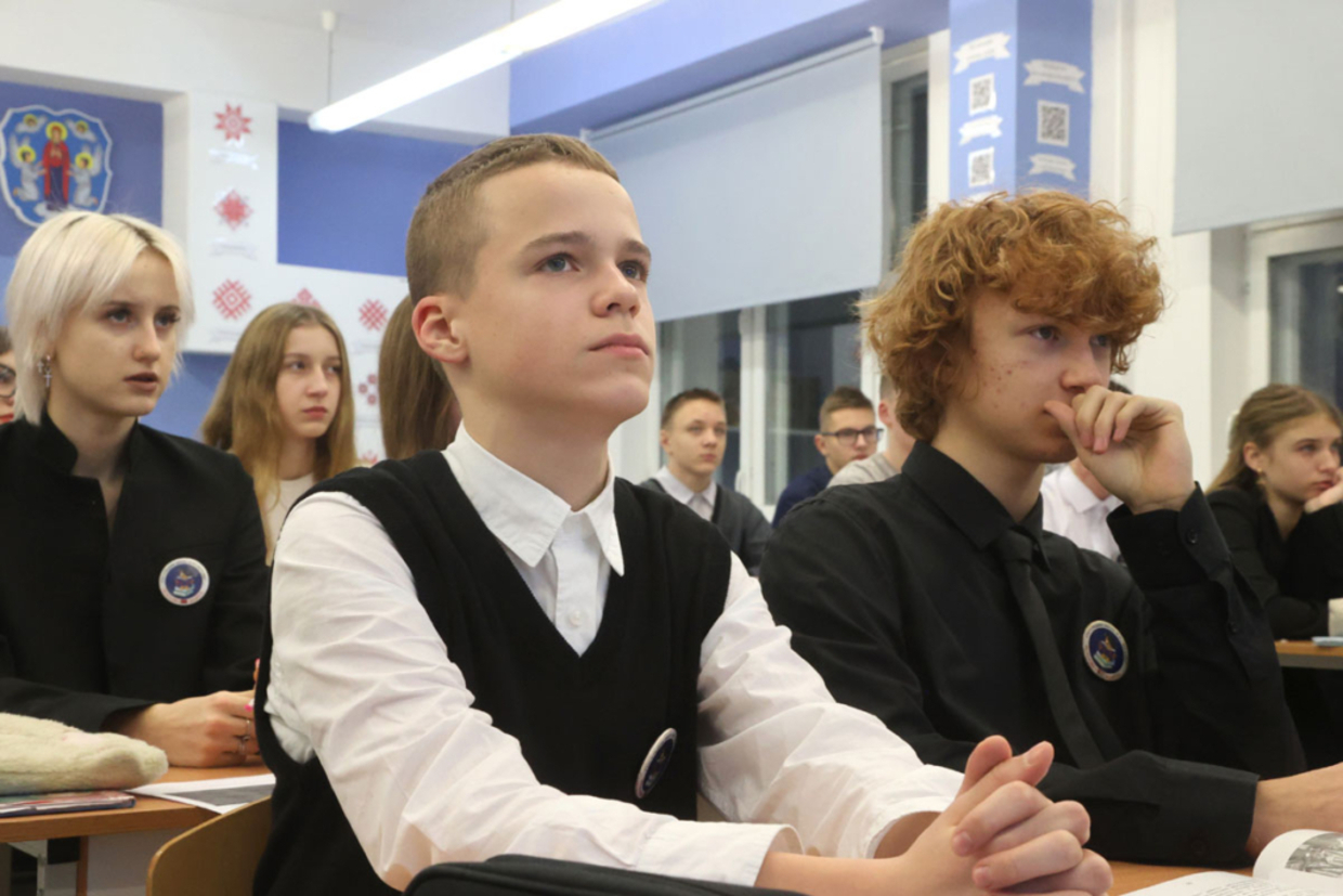 школьники на уроке школьники на уроке