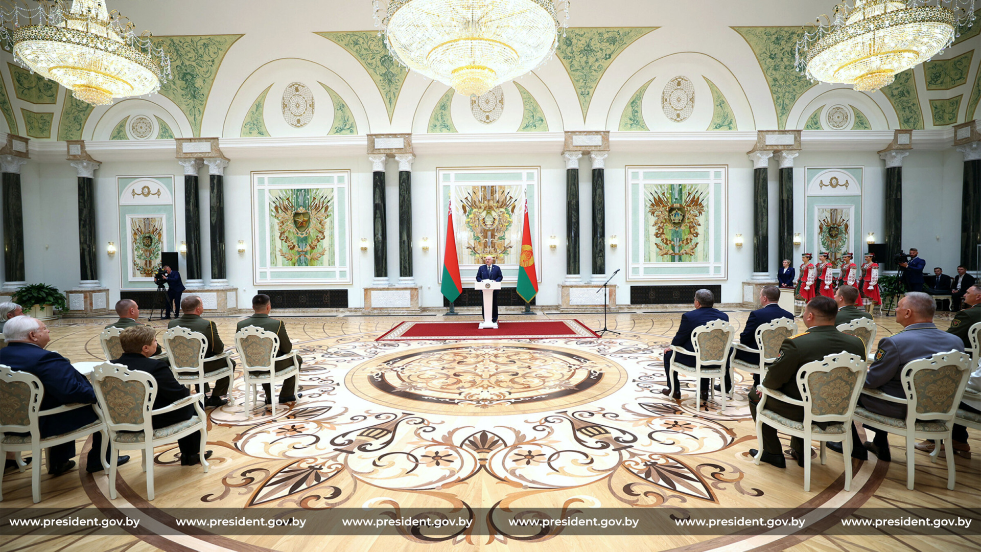 Лукашенко вручил награды