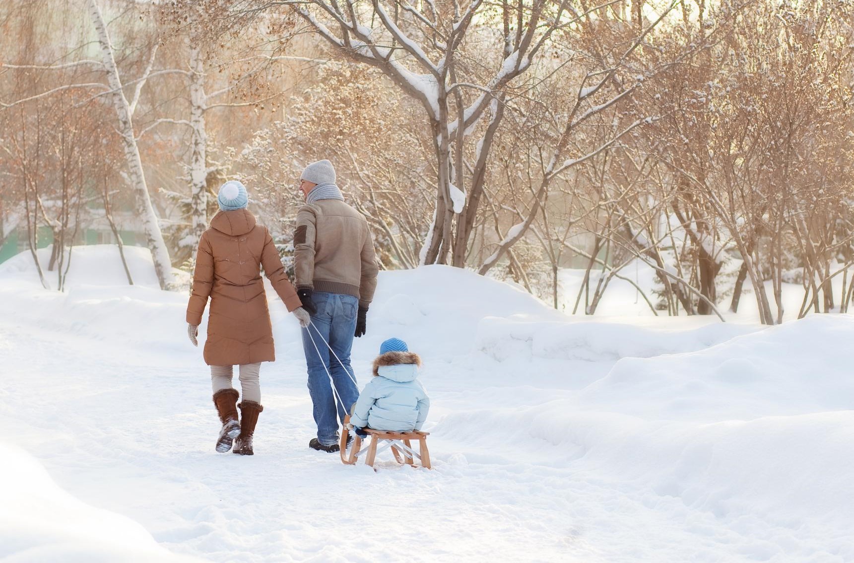 Люди зимой на прогулке