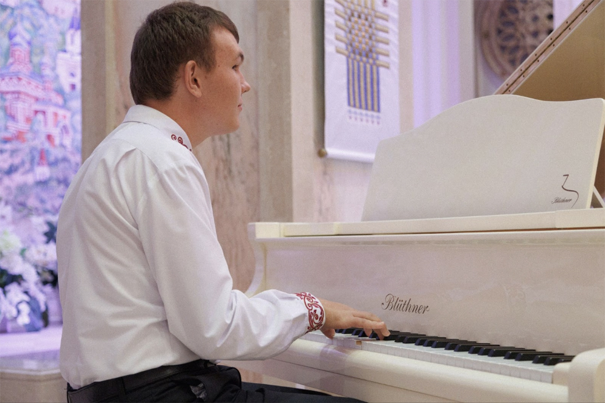 Пианист Иван Цедрик