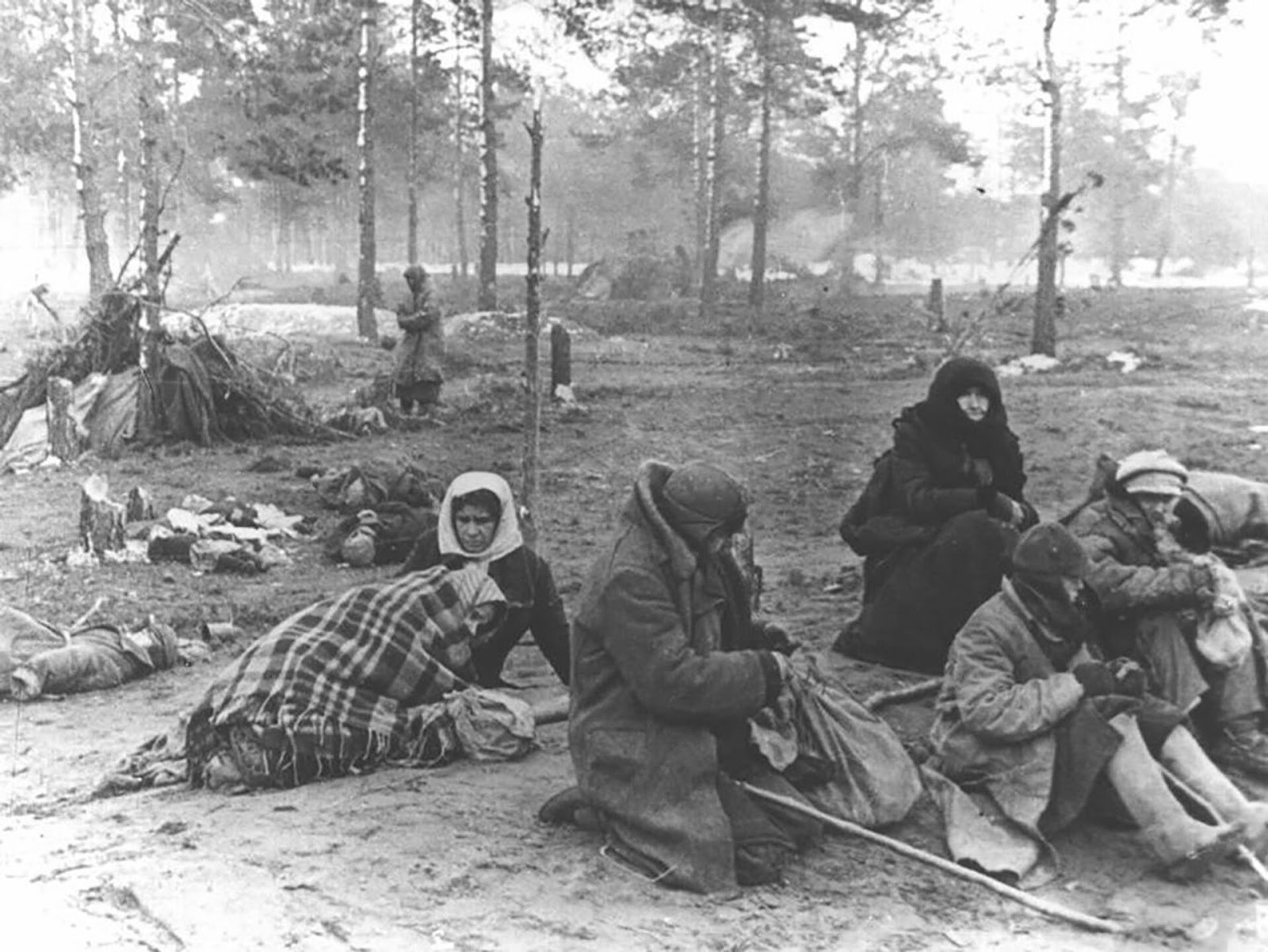 Концлагерь Озаричи. Больные в ожидании машины для отправки в госпиталь.jpg