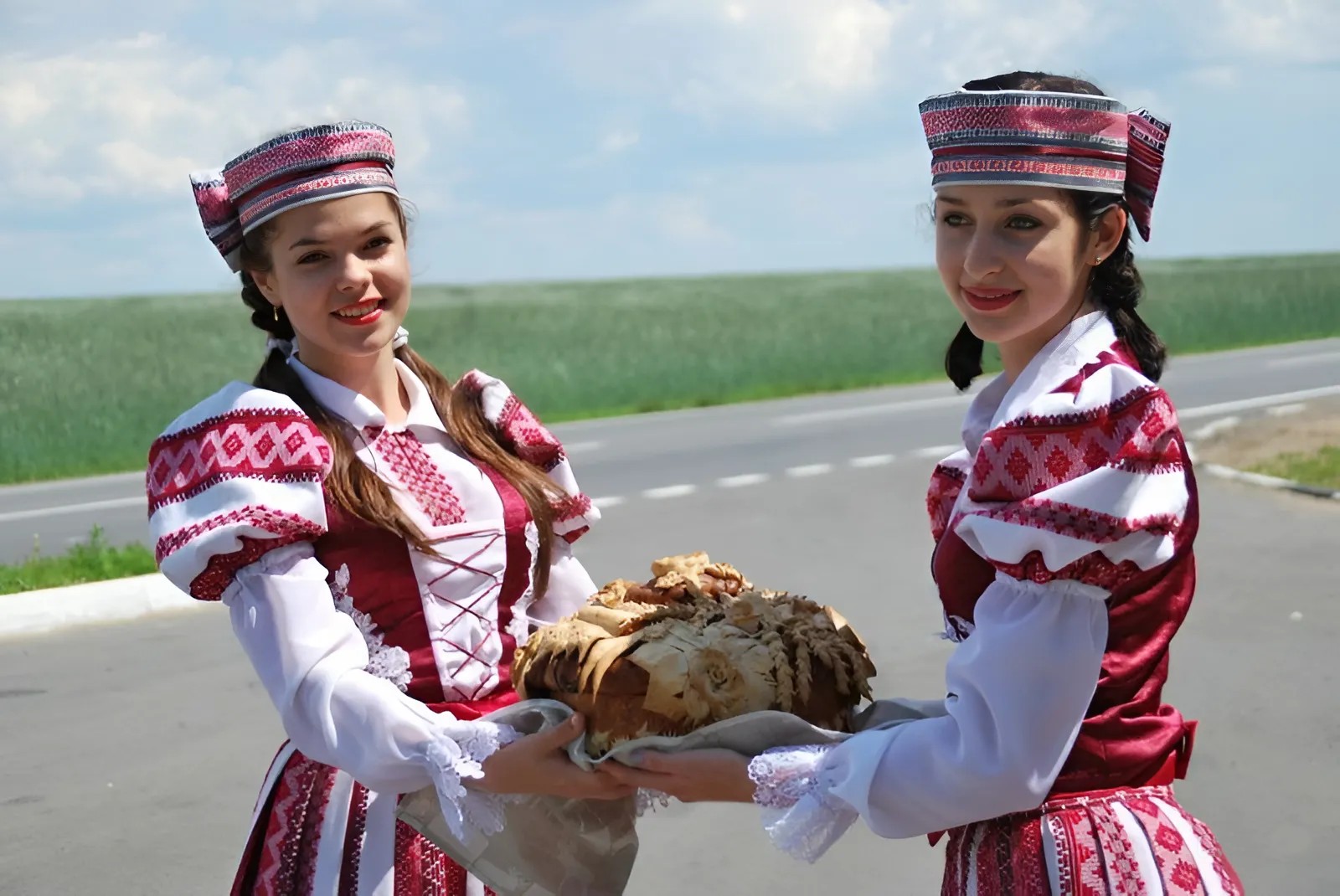 Белоруски в национальной одежде.jpeg