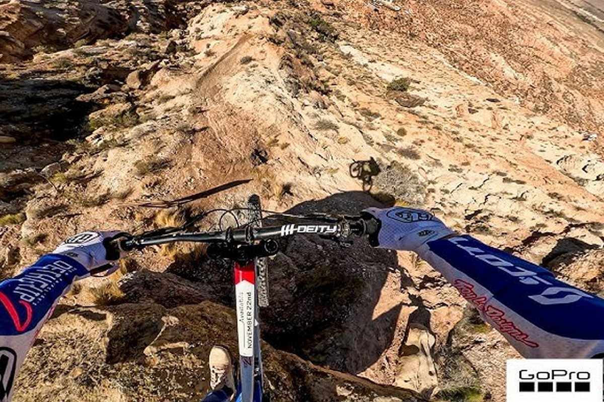 3-На велосипеде с камерой GoPro на шлеме.jpg