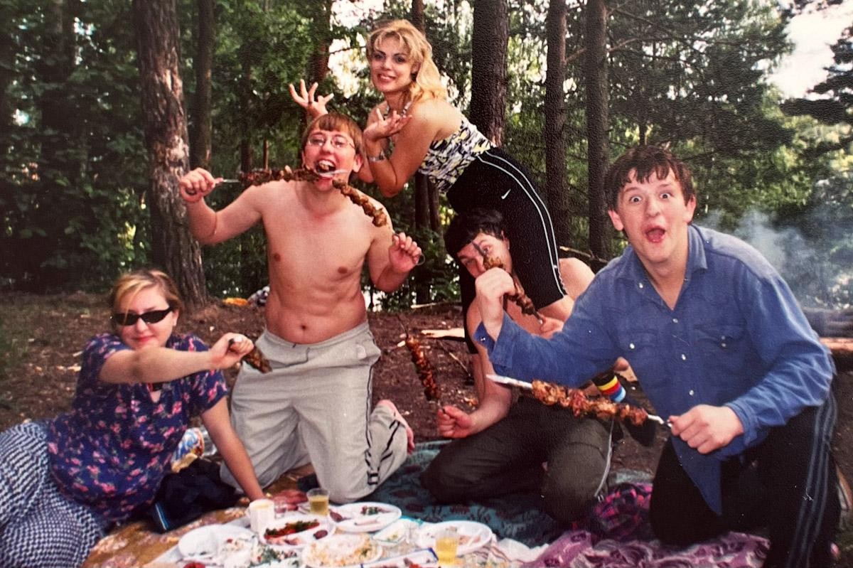 5-Настя и Андрей (в центре) уже студенты но всё еще не пара.jpg