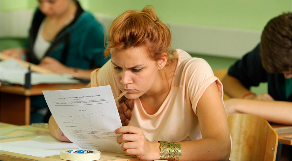абитуриентка сдает экзамен