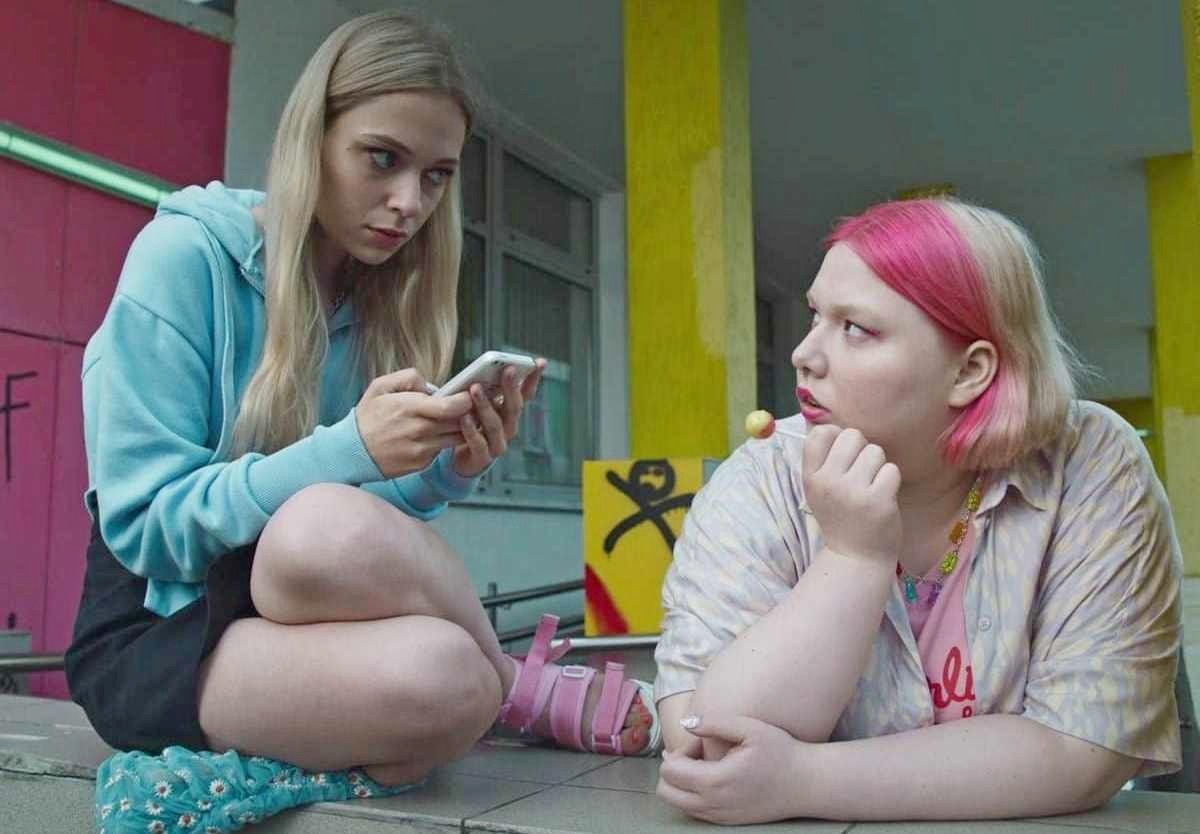 4-Соцсети главный советчик для подростков в интимных вопросах. Кадр из сериала Трудные подростки.jpg