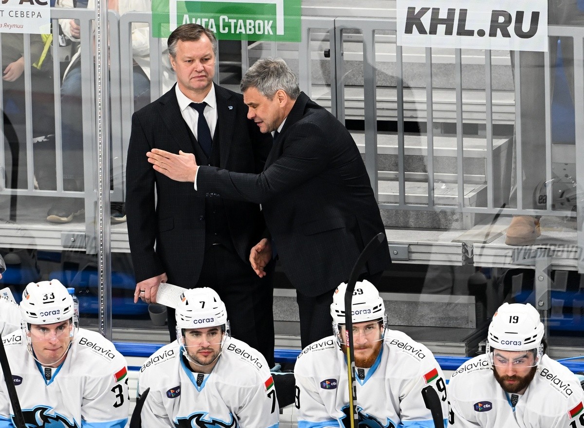 8-Дмитрий Квартальнов обсуждает детали матча с ассистентом Игорем Горбенко.jpg