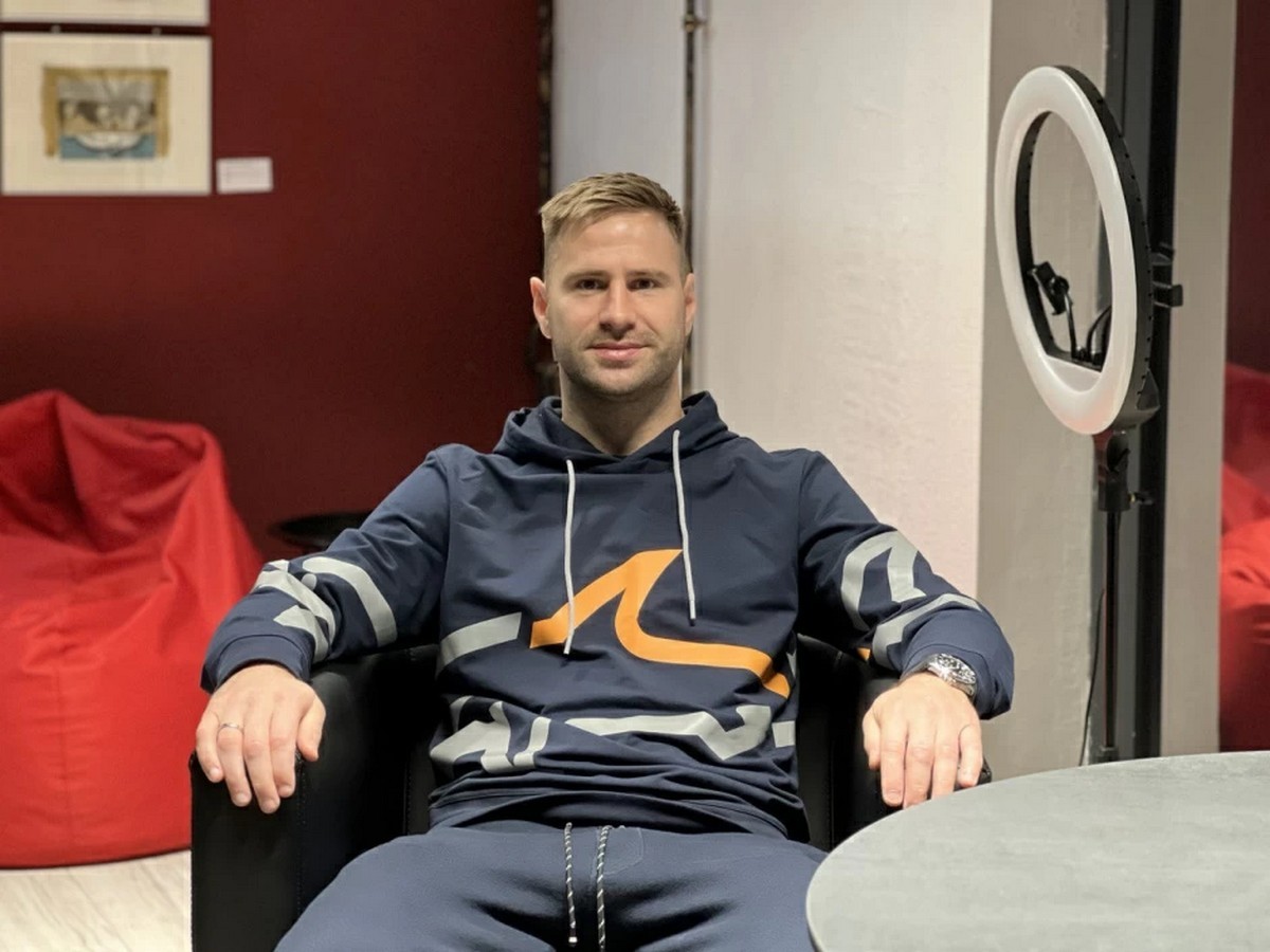 2-Максим Скавыш в студии Smartpress.jpg