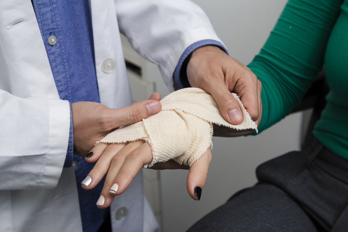 ушиб руки, бинт.jpg